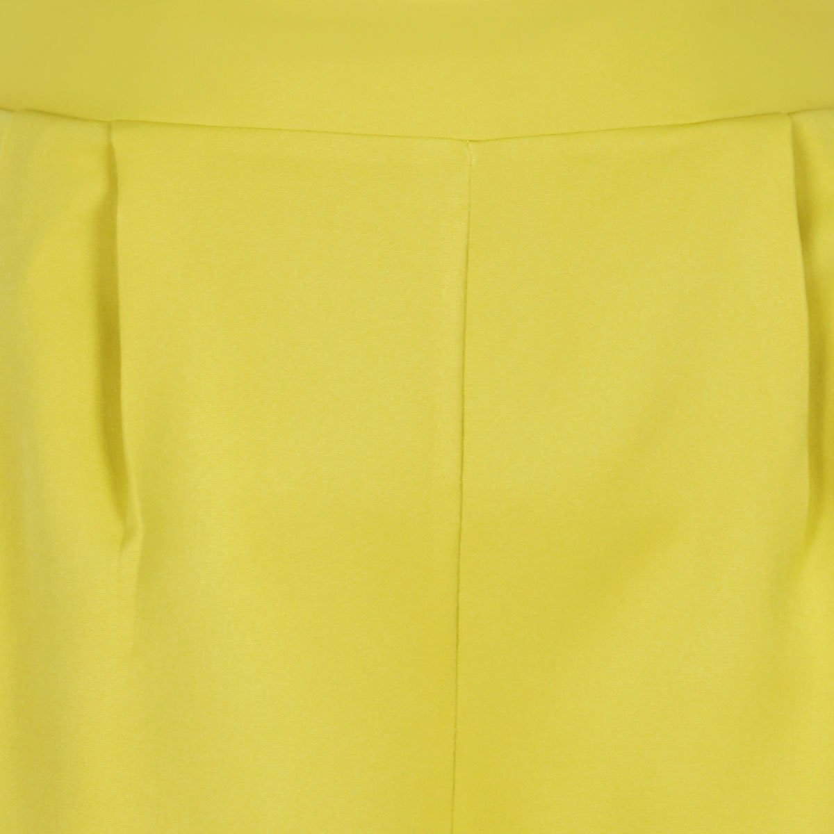 Short Just By Basel Corte Recto Diseño con Pinzas