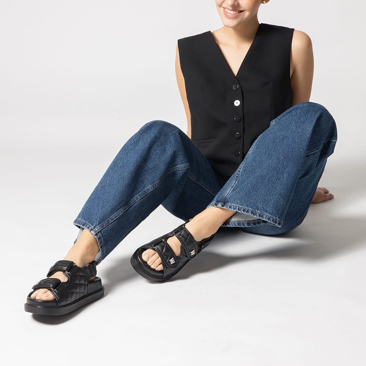 Sandalia Westies con Aplicación de Bordado y Fijación Velcro Punta Redonda para Mujer