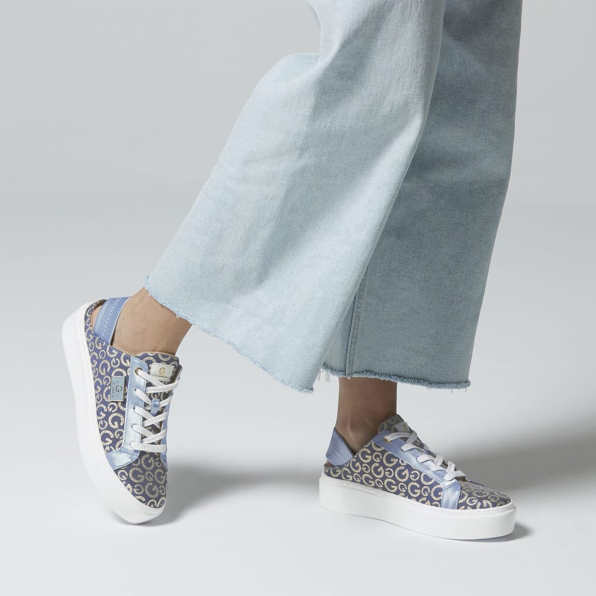 Tenis G By Guess con Aplicación de Herraje para Mujer