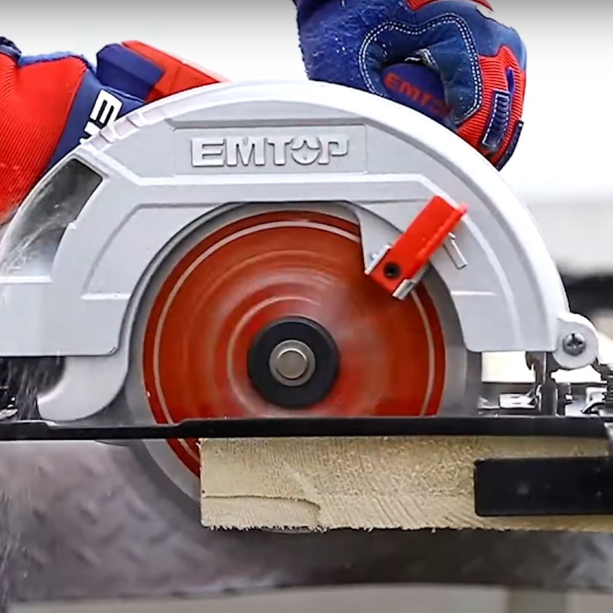 Sierra Circular de Mano 7-1/4" con 1400W Emtop