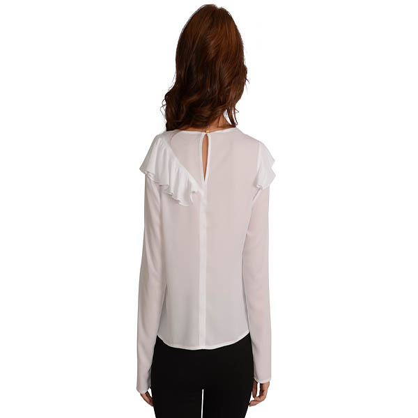 Blusa color blanco, cuello redondo, manga larga, con detalle de olan cruzado por frente - SALSA