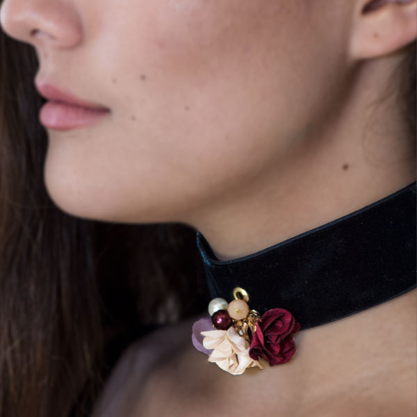 Collar Choker Terciopelo y Flores Gabriela Nuñez Diseñadora