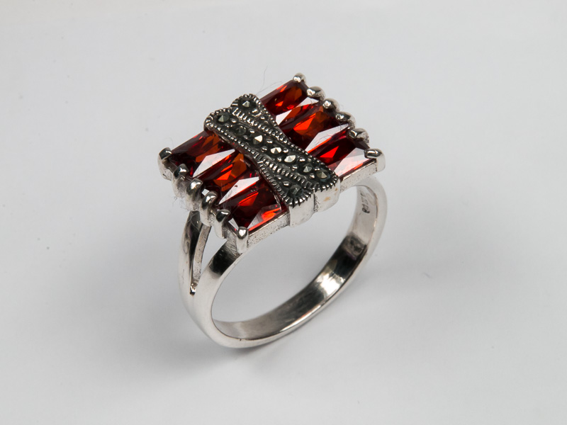 Anillo cuadrado con adorno de plata .925 con marquesita y zirconia naranja