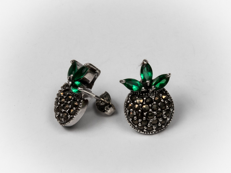 Aretes piña de plata .925 con marquesita y zirconia esmeralda