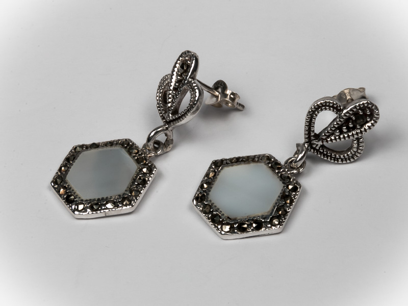 Aretes hexagono de plata .925 con marquesita y madre perla