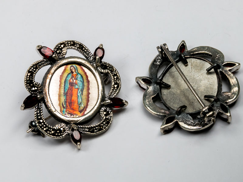 Prendedor-dije Virgen de Guadalupe de plata .925 con marquesita y zirconia granate