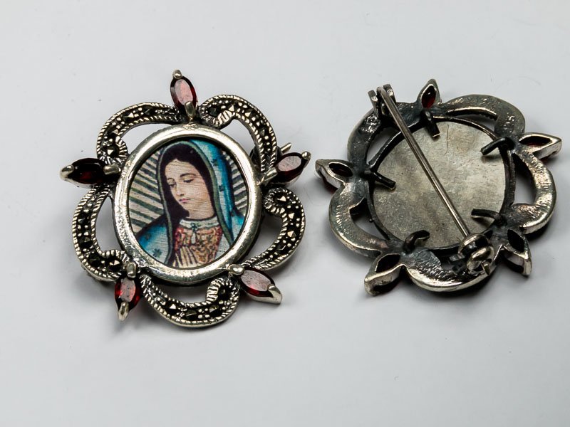 Prendedor-dije Virgen de Guadalupe de plata .925 con marquesita y zirconia granate