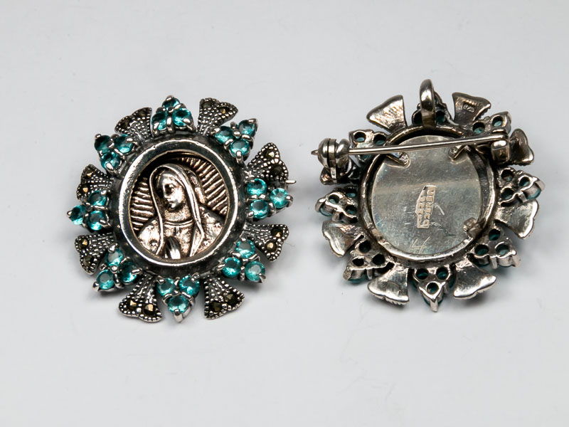 Prendedor-dije virgen de Guadalupe de plata .925 marquesita y zirconia aguamarina