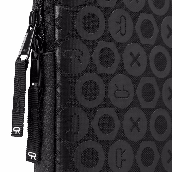 Funda Incase Paul Rodriguez Collection Nuts & Bolts para MacBook Pro 13", Negra