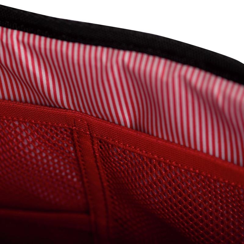 Herschel Supply & CO. Maletin modelo Pop Quiz Messenger Poly Black en color negro con detalle de línea blanca.