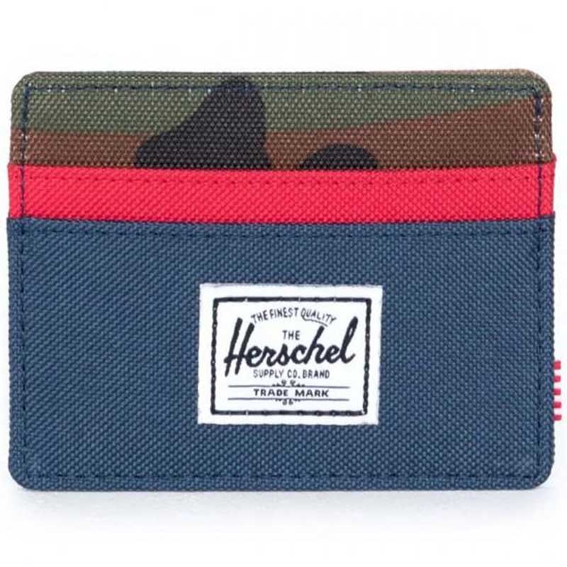 Herschel Supply CO. Cartera Carlie Navy/Woodland Camo/Red  en color azul, rojo y detalles militares.