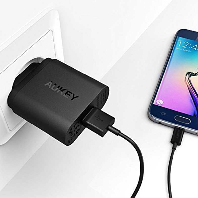 Cargador Celular Pared Carga Rápida 3.0 Negro Aukey