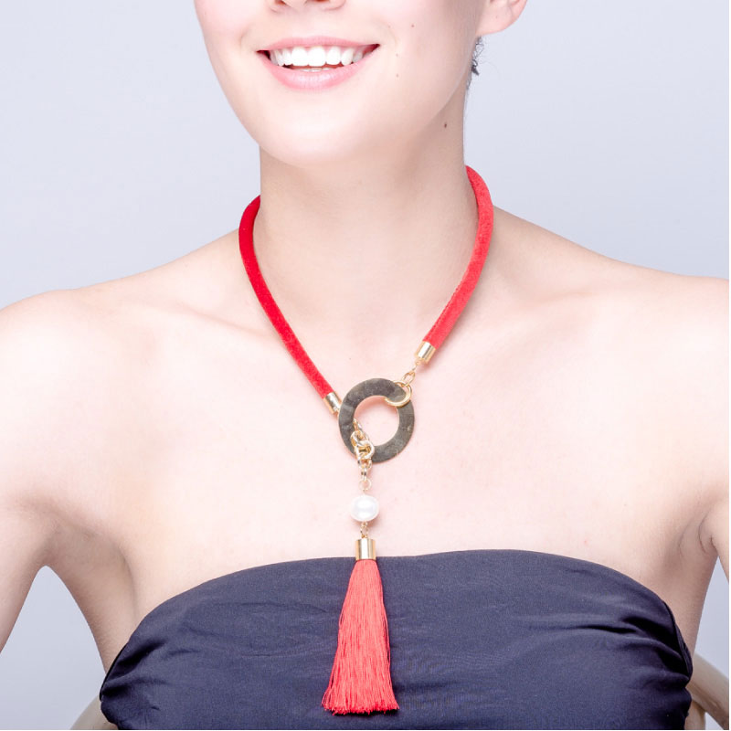 Collar Mota Roja y aro de acero, elaborado a mano de forma artesanal, Gabriela Nuñez Diseñadora Mexicana