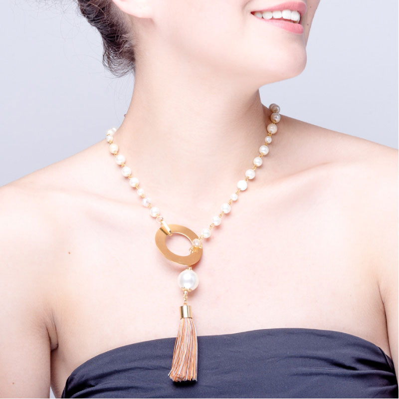 Collar Mota Biege con acero, elaborado a mano de forma artesanal, Gabriela Nuñez Diseñadora Mexicana