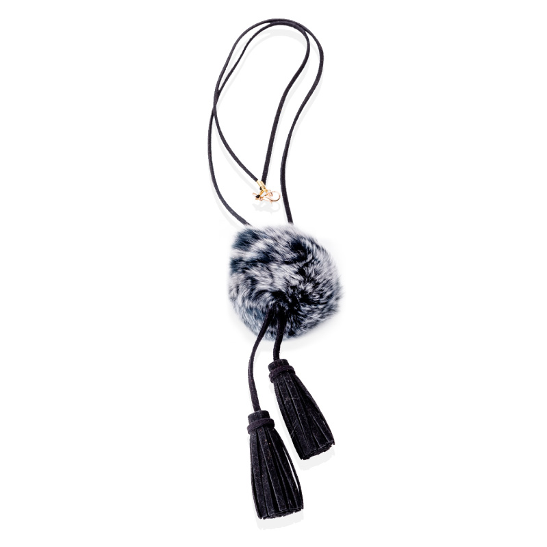 Collar Pompón Conejo Negro, elaborado a mano de forma artesanal, Gabriela Nuñez Diseñadora Mexicana