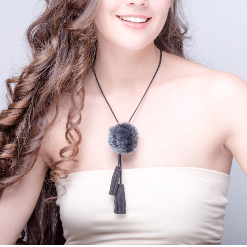 Collar Pompón Conejo Negro, elaborado a mano de forma artesanal, Gabriela Nuñez Diseñadora Mexicana
