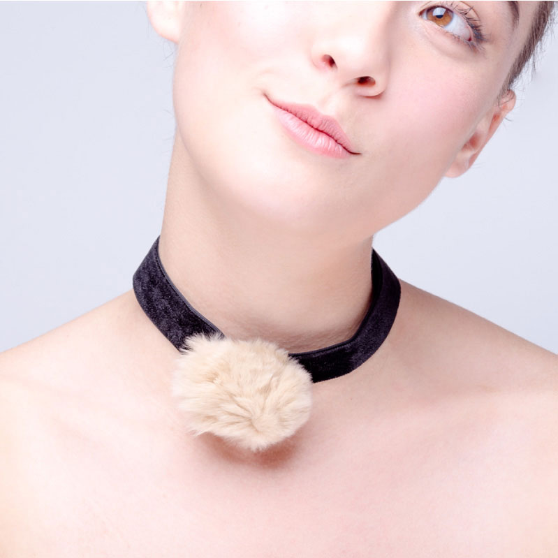 Collar Choker Negro con Pompón Conejo Beige, elaborado a mano de forma artesanal, Gabriela Nuñez Diseñadora Mexicana