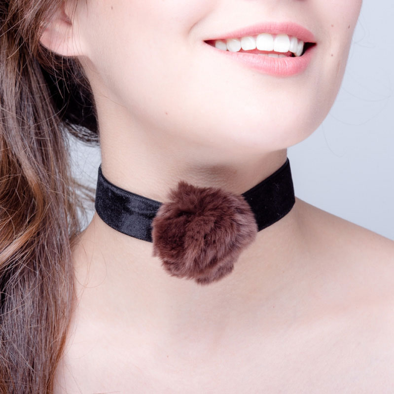 Collar Choker Negro con Pompón Conejo Café elaborado a mano de forma artesanal, Gabriela Nuñez Diseñadora Mexicana