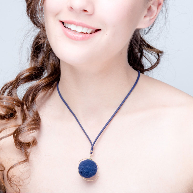 Collar Pompón Azul Marino, elaborado a mano de forma artesanal, Gabriela Nuñez Diseñadora Mexicana