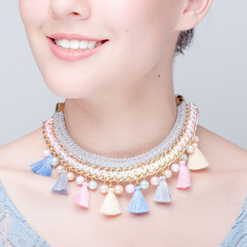 Collar Egipcio Motas Pastel, elaborado a mano de forma artesanal, Gabriela Nuñez Diseñadora Mexicana