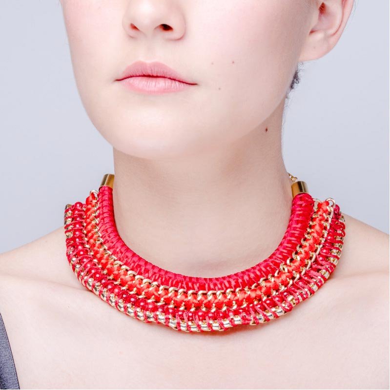 Collar Egipcio Rojo, elaborado a mano de forma artesanal, Gabriela Nuñez Diseñadora Mexicana