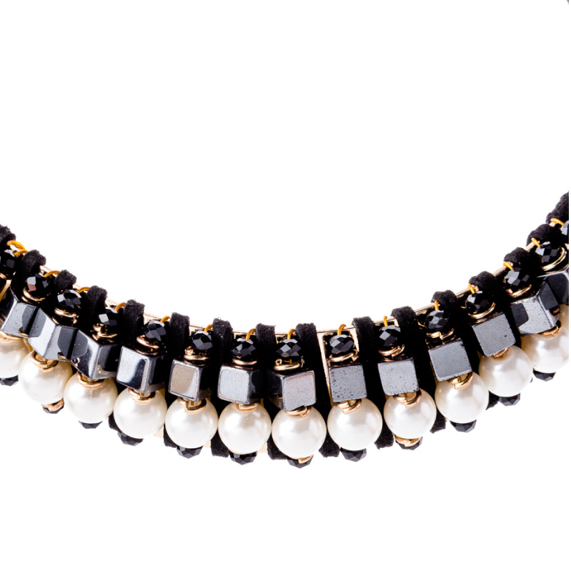 Gargantilla Rígida Negra con Perlas, elaborado a mano de forma artesanal, Gabriela Nuñez Diseñadora Mexicana