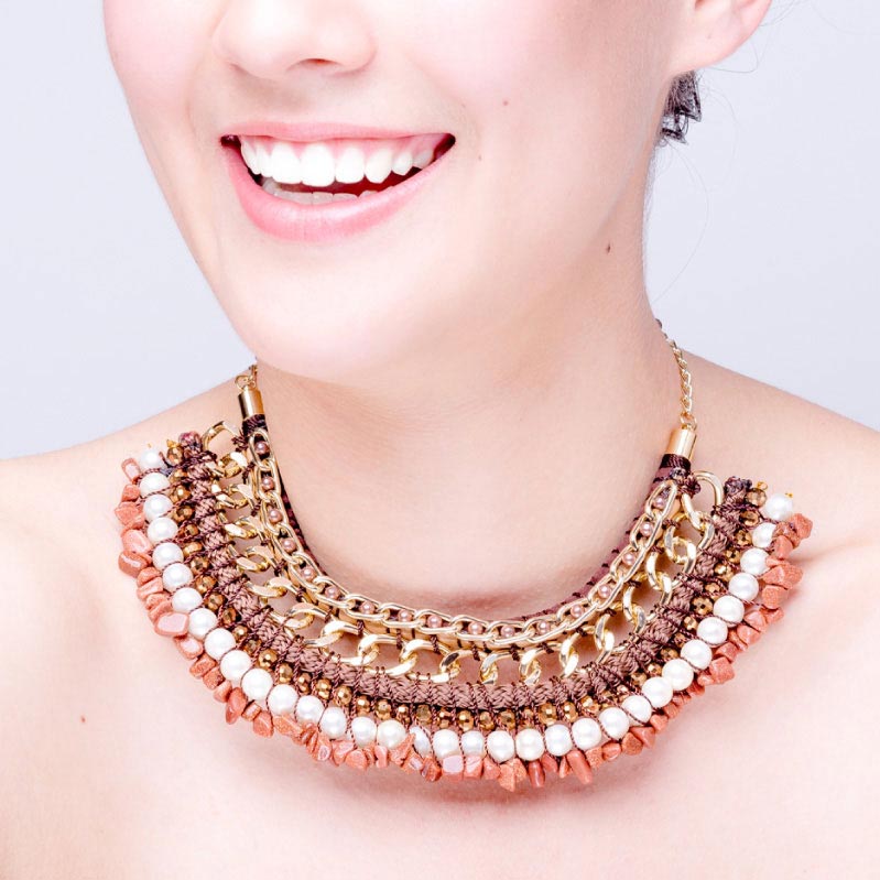Collar Egipcio Café, elaborado a mano de forma artesanal, Gabriela Nuñez Diseñadora Mexicana
