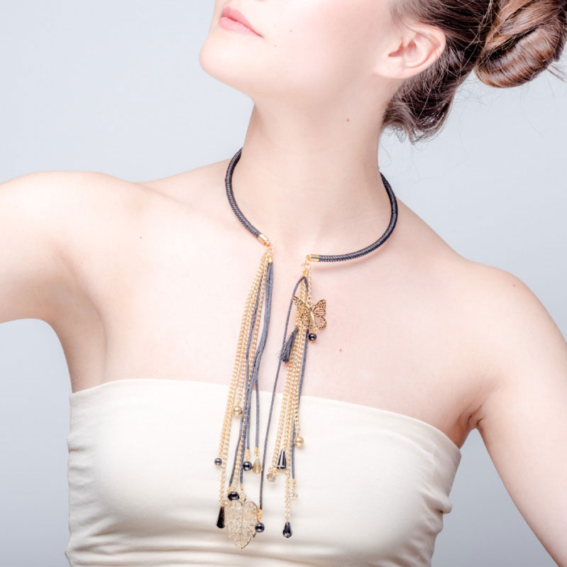 Collar Aro Negro con Colgantes, elaborado a mano de forma artesanal, Gabriela Nuñez Diseñadora Mexicana