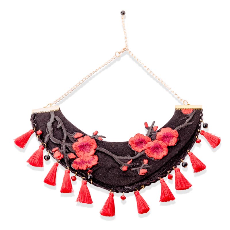 Collar tipo Babero Negro con Flores rojas y Motas, elaborado a mano de forma artesanal, Gabriela Nuñez Diseñadora Mexicana