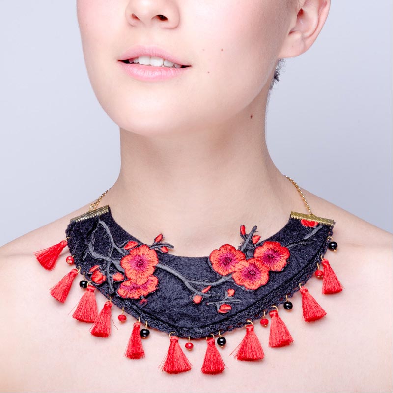 Collar tipo Babero Negro con Flores rojas y Motas, elaborado a mano de forma artesanal, Gabriela Nuñez Diseñadora Mexicana