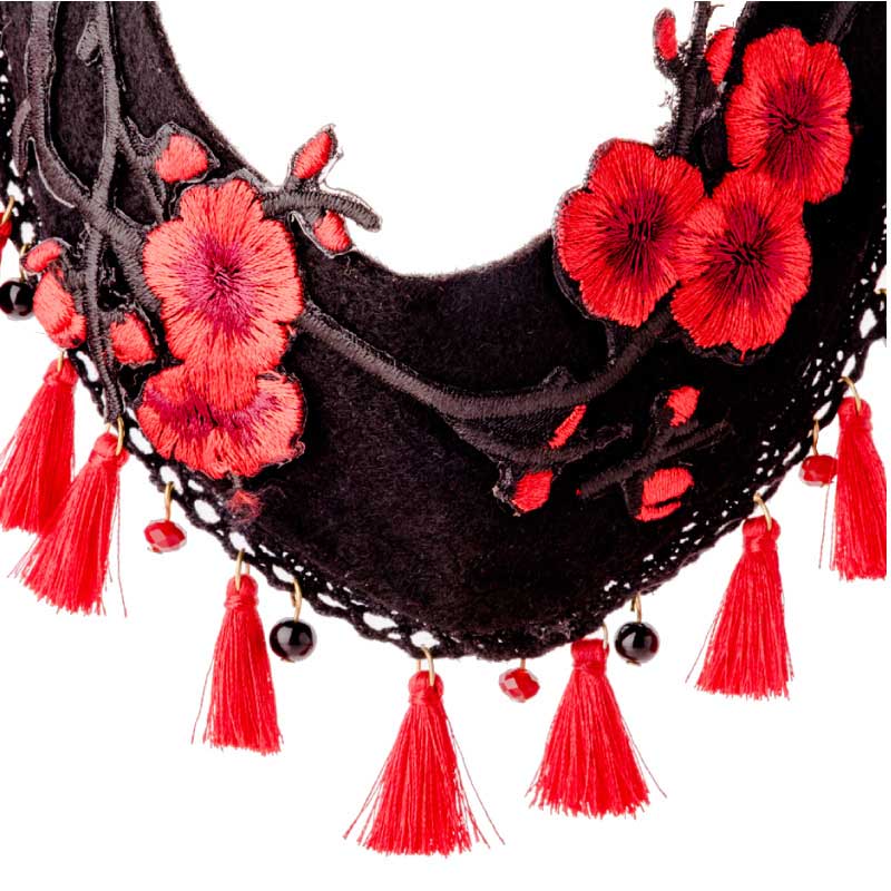 Collar tipo Babero Negro con Flores rojas y Motas, elaborado a mano de forma artesanal, Gabriela Nuñez Diseñadora Mexicana