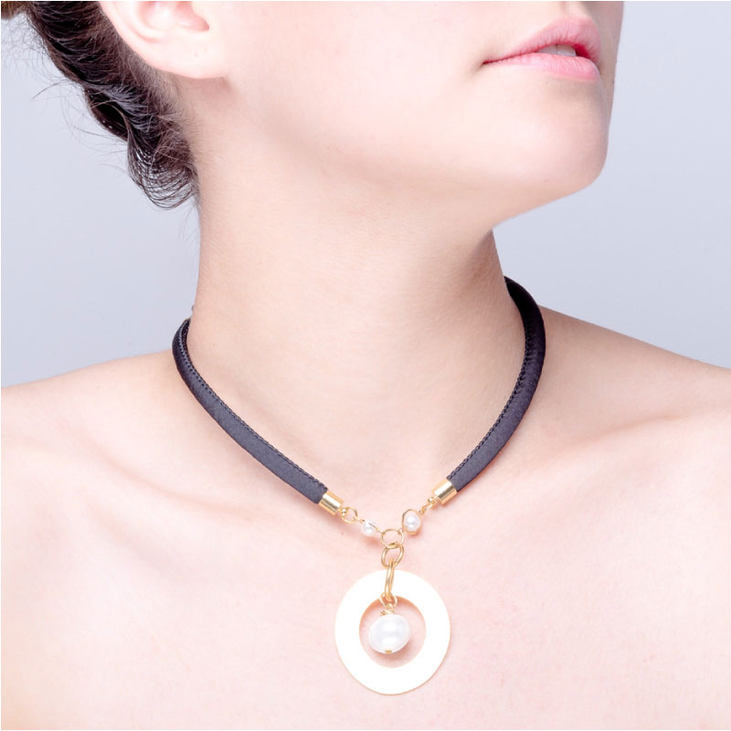 Collar con Aro de Acero y Perla, elaborado a mano de forma artesanal, Gabriela Nuñez Diseñadora Mexicana