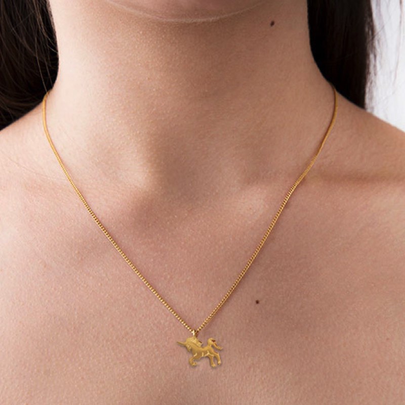 Dije de Unicornio dorado con cadena