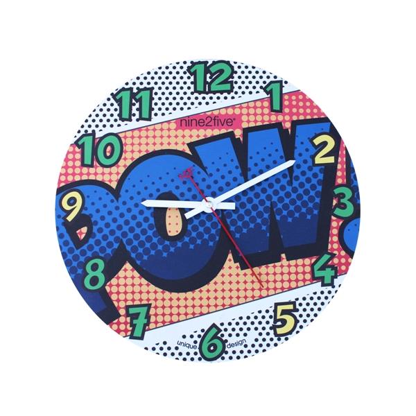 Reloj de pared NINE2FIVE, caratula multicolor, de movimiento silencioso.