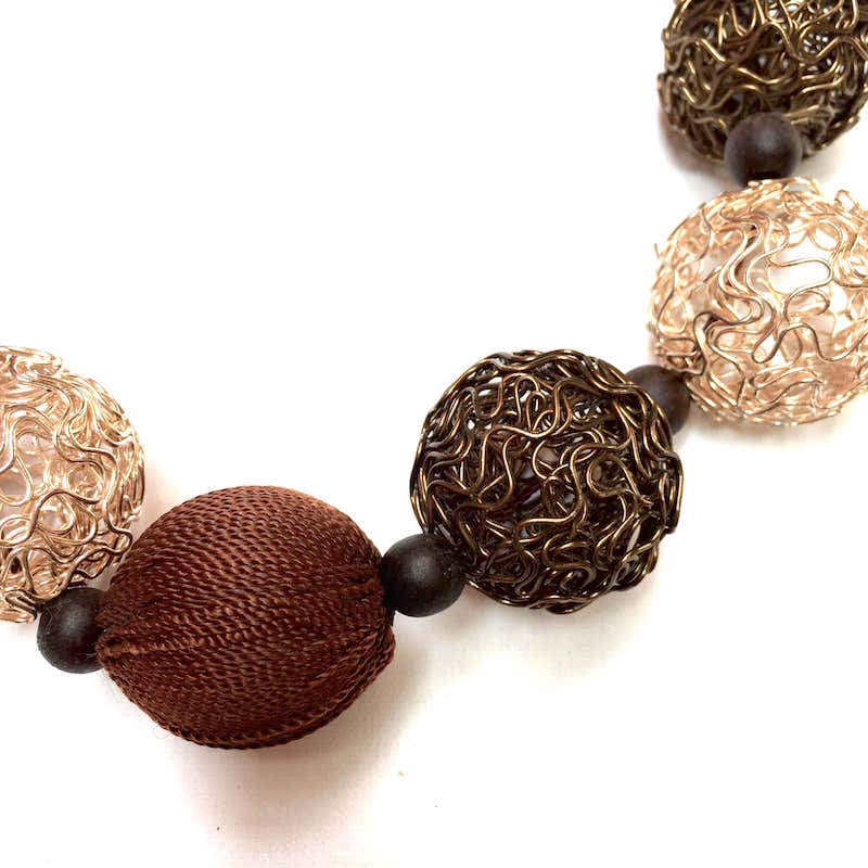 Collar Artesanal Con Esferas De Alambre Horneado, Hilo, Semillas y Madera