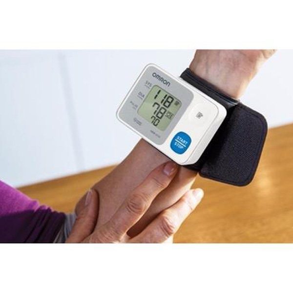 Monitor de presión arterial de muñeca automático HEM-6122 Omron