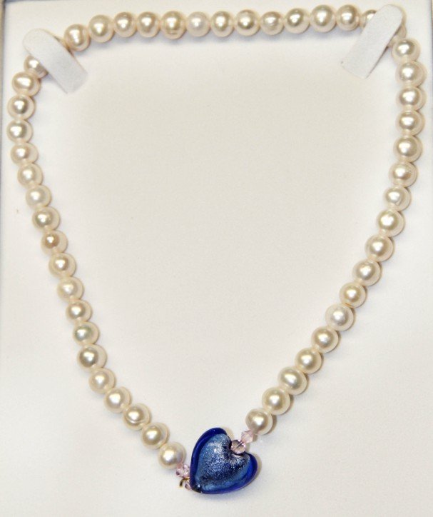 Collar de Perlas Naturales Con Dije Forma de Coraz?n en Color Azul Marino