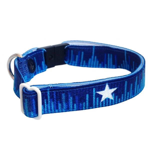 Collar para gato con diseño en azul de elástico y broche de seguridad breakaway. Marca Nyucat