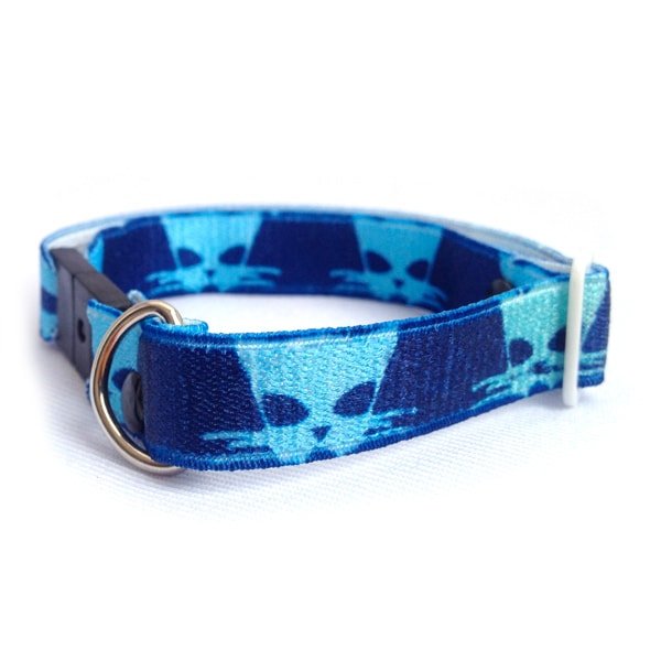 Collar para gato con diseño en azul de elástico y broche de seguridad breakaway. Marca Nyucat