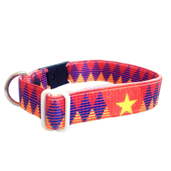 Collar para gato con diseño en naranja, de elástico y broche de seguridad breakaway. Marca Nyucat