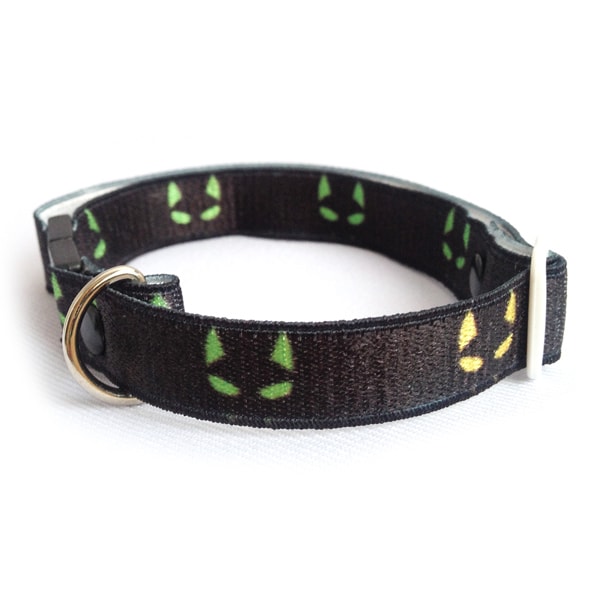 Collar Para Gato Con Diseño En Negro De Elástico Y Broche De Seguridad Breakaway. Marca Nyucat