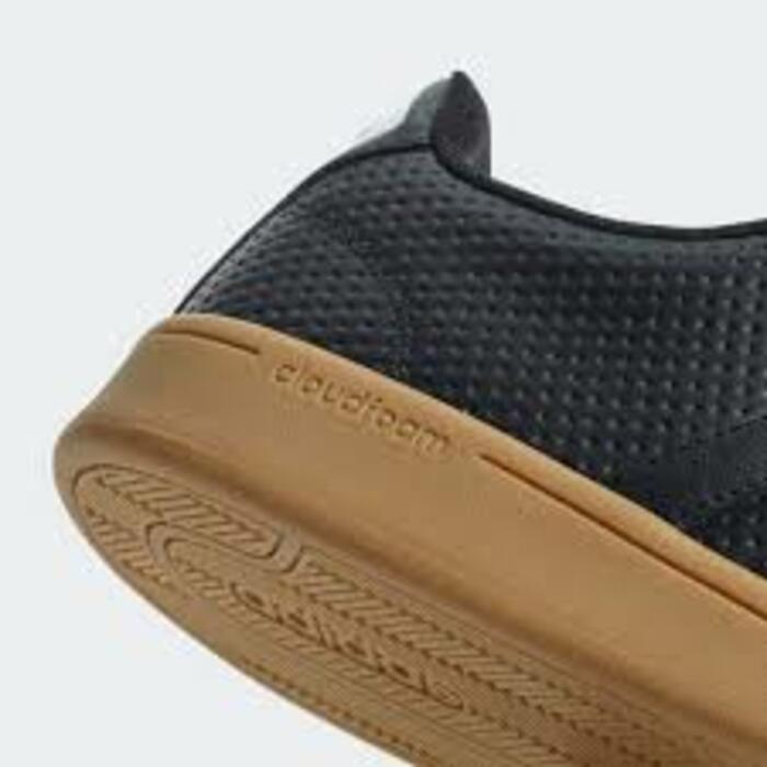 tenis adidas cafes