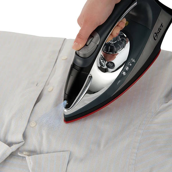 Plancha de vapor Oster con suela antiadherente de cerámica color gris y temperatura variable GCSTSP6204-01