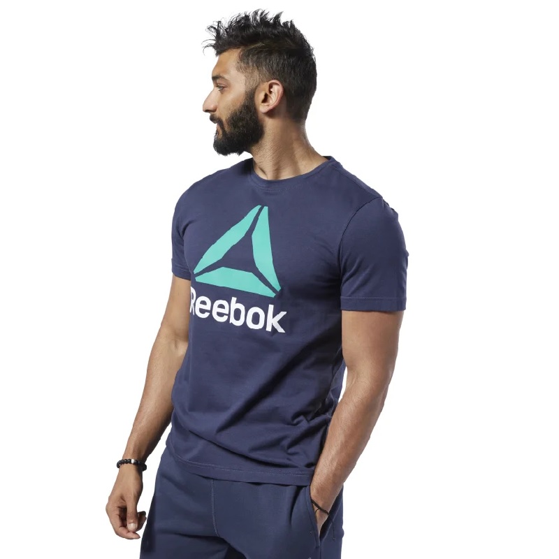 REEBOK PLAYERA ESTAMPADA QQR STACKED CABALLERO