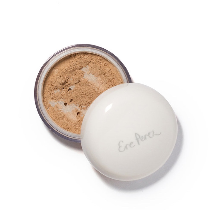 Maquillaje en polvo con caléndula Ere Perez tono tan