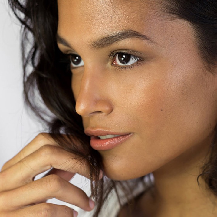 Maquillaje en polvo con caléndula Ere Perez tono tan