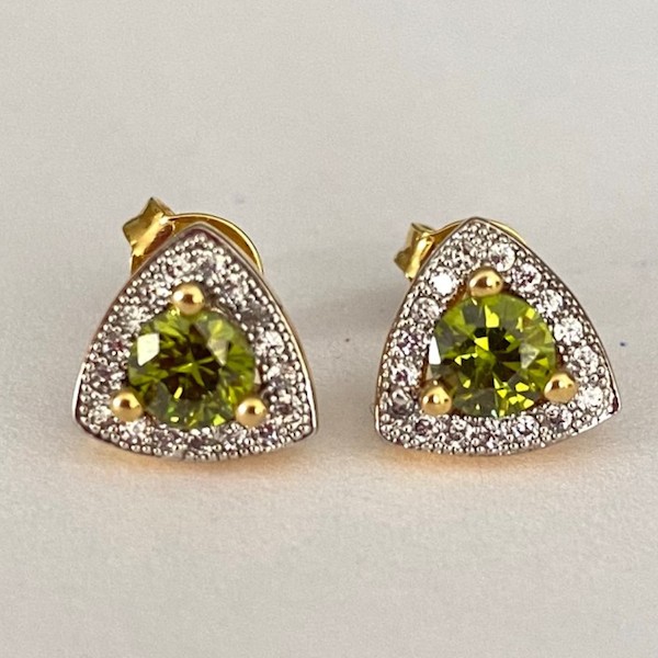Aretes Triángulo con Piedra Verde- Baño de Oro 18K