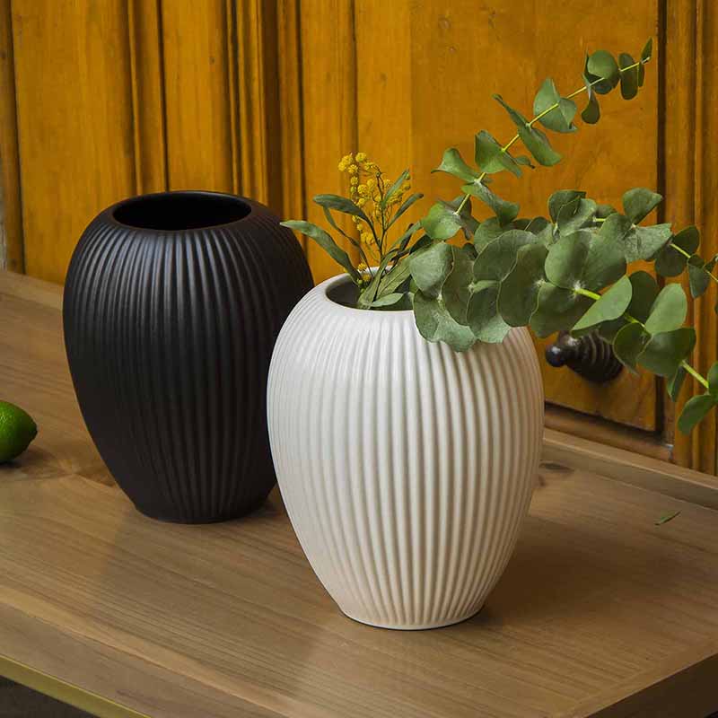 Florero Redondo Acabado Sedoso Mate con PatrÃ³n de LÃ­neas en Color Negro de CerÃ¡mica DJF-3006BK
