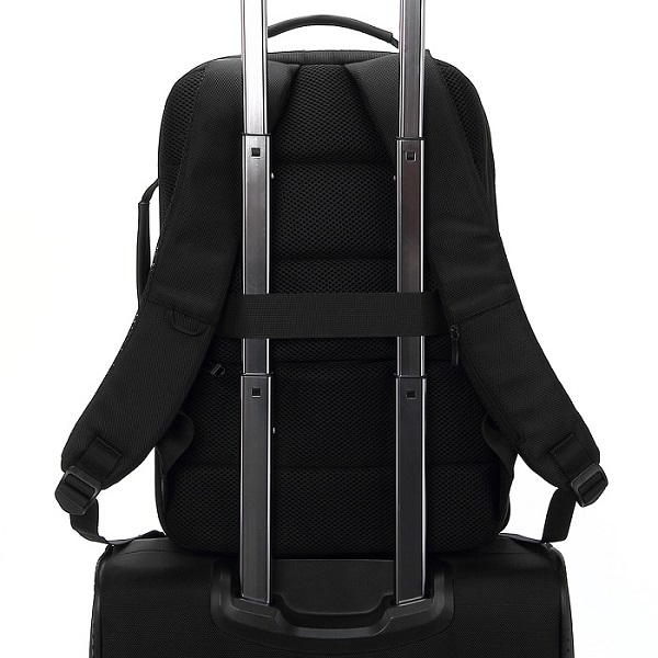 Mochila Getttech Bold p/laptop 15.6", textil, resistente al agua, cargador usb, negro (GMB-22004)