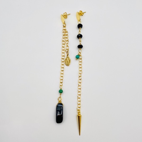 Aretes Largos Disparejos Con Piedra Negra- Baño de Oro 18K- Dorado